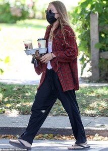 32424940-8667895-Dressed_down_Mary_Kate_Olsen_34_has_been_taking_a_breather_from_-a-67_1598479364517.jpg