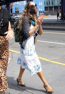 32435720-8668653-She_kept_the_sun_out_of_her_eyes_for_the_quick_outing_with_a_pai-m-105_1598496152646.jpg