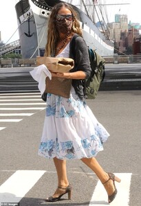 32435726-8668653-In_the_bag_The_First_Wives_Club_actress_matched_her_shoes_with_a-a-5_1598534318100.jpg