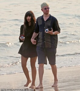 32466598-8671101-Happy_couple_Jameela_Jamil_and_James_Blake_looked_happier_than_e-m-2_1598552281233.jpg