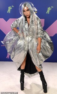 32582946-8679947-Silver_star_Miley_put_on_a_sultry_display_in_a_sheer_off_the_sho-a-581_1598846448518.jpg