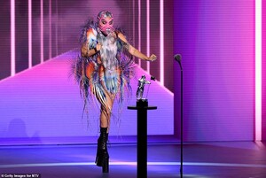 32583254-8680153-Gushng_Though_Ariana_was_not_by_her_side_Gaga_took_a_moment_to_g-a-51_1598834764314.jpg