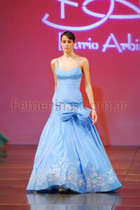 vestido-largo-celeste-moño-en-la-cedera-falda-bordada.jpg