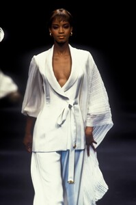 374443538_ChristianDior1994HauteCouture20.thumb.jpg.db6bc99a34addcc59e5f49f2991222d1.jpg