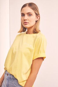 40190306_7_bon_voyage_t_shirt_720_lemon_40190365_souvenir_jean__425_sky_wash_sh_43497.jpg
