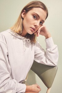 40190333_retreat_hoodie_051_light_grey_marle_40190341_intercity_skirt_285_sage_g_46515_1.jpg