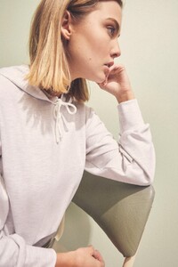 40190333_retreat_hoodie_051_light_grey_marle_40190341_intercity_skirt_285_sage_g_46516_1.jpg