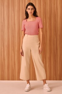 40190456_5_scenic_stripe_top_632_candy_w_red_40190428_suburban_pant_103_sand_nh_2654.jpg