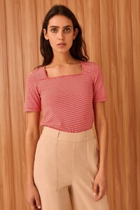 40190456_5_scenic_stripe_top_632_candy_w_red_40190428_suburban_pant_103_sand_nh_2668.jpg