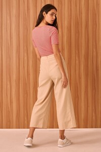 40190456_5_scenic_stripe_top_632_candy_w_red_40190428_suburban_pant_103_sand_nh_2680.jpg