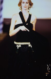 422824977_chanel-hc-fw-1990(7).thumb.jpg.dd1d31218c17079962fcd69a8595808e.jpg