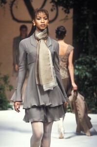 489116336_Valentino1994HauteCouture18.thumb.jpg.83641ca0fcf971821508a24c8e2f66ce.jpg