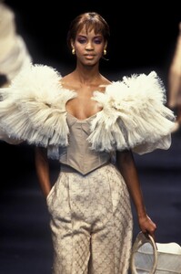 503144808_ChristianDior1994HauteCouture39.thumb.jpg.608e737b34d5ac6a7f2808e39853c38e.jpg