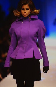 524565951_theirry-mugler-fall-1990(4).thumb.jpg.08dc50173b8f6d6b2d4c957b92476af2.jpg