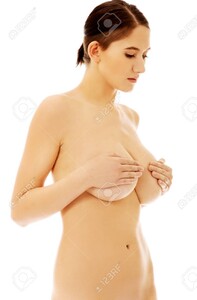 55493299-delgado-mujer-desnuda-que-cubre-su-pecho-.jpg