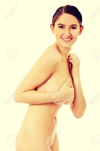 57882729-mujer-delgada-desnuda-cubriendo-su-pecho-.jpg