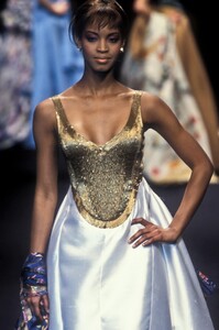 846650200_ChristianDior1994HauteCouture179.thumb.jpg.113757b03db0a33174b7641b6cddba30.jpg