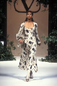 915909241_Valentino1994HauteCouture55.thumb.jpg.726e858ff82747a9482de1dda3e22dee.jpg