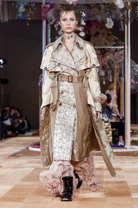 Alexander-McQueen-RTW-SS18-Paris-9618-1506975518.thumb.jpg.15527250638dfaf70d009962fa43559e.jpg