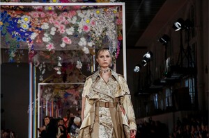 Alexander-McQueen-RTW-SS18-Paris-9926-1506976082.thumb.jpg.03658293b6a4409eb805e290d1740689.jpg