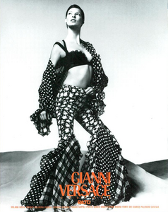 Avedon_Versace_Spring_Summer_1993_02.thumb.png.2abb3e90279d7c6fd224e203375da29c.png