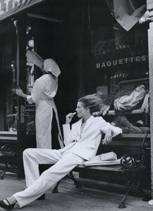 Cafe_Meisel_US_Vogue_October_1997_12.thumb.jpg.ca5f437a760c1f41e9206c41c62a1d2a.jpg