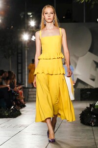 Carolina-Herrera-RTW-SS18-New-York-9346-1505183600.thumb.jpg.06898dbc320eccf79f096e002bb5cfff.jpg