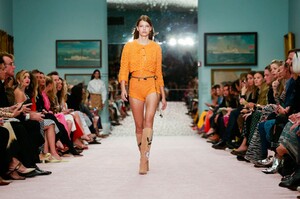Carolina-Herrera-RTW-SS19-New-York-7616-1536589911.thumb.jpg.d93c1093d4b874e22f6d51fb1a002f00.jpg