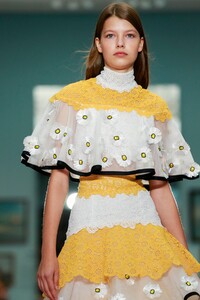 Carolina-Herrera-RTW-SS19-New-York-7897-1536591336.thumb.jpg.1a7d77123bf9fa21898d4da2cb3d9dbf.jpg