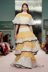 Carolina_Herrera_-Collection-RTW-SS19-New-York-7894-1536591478.thumb.jpg.c075a2d4a391c959acef6dad8a939aaa.jpg