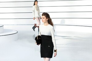 Chanel-RTW-FW20-Paris-3161-1583233083.thumb.jpg.1296c525ea070104bfecf6940550b431.jpg