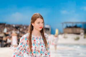 Chanel-Ready-To-Wear-Paris-SS19-2567-1535799673.thumb.jpg.16941d818c293c972300dd299af0e225.jpg