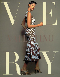 Chin_Valentino_Spring_Summer_1993_03.thumb.png.02b1fb83c4ebdd66d16a575c6aad9830.png