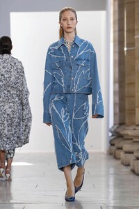 Christian-Wijnants-RTW-SS18-Paris-5854-1506693897.thumb.jpg.9817bbaa097a0c184833960f9665cd2e.jpg
