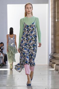 Christian-Wijnants-RTW-SS18-Paris-5946-1506694121.thumb.jpg.8830fa8a0b6f46b0626cbd981182af8f.jpg