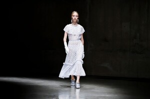 Christopher-Kane-RTW-SS18-London-9011-1505748270.thumb.jpg.41992331637858be8fa56040d01ffed2.jpg