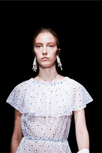 Christopher-Kane-RTW-SS18-London-9015-1505748275.thumb.jpg.a93b874dc38725f872e8f59af1d3551b.jpg
