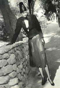 Donne_Vogue_Italia_December_1982_07.thumb.png.1f882197a1436eba8cc1fa1c9febe5e2.png