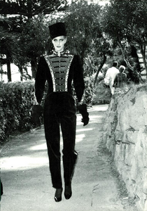 Donne_Vogue_Italia_December_1982_10.thumb.png.42b04e8736a56eb5a034ae84e254c29a.png