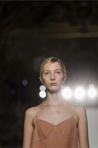 Dries-Van-Noten-RTW-SS18-Paris-0178-1506526104.thumb.jpg.b27eb90eca2a8963ede2849a2dc6077c.jpg
