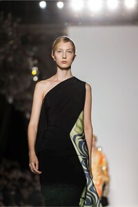 Dries-Van-Noten-RTW-SS18-Paris-0511-1506526634.thumb.jpg.ea12a03bdf965a464813cc5342ecce87.jpg