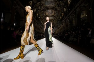 Dries-Van-Noten-RTW-SS18-Paris-0625-1506526800.thumb.jpg.86325f44ff3a58c7b2040d8edd4c17c6.jpg