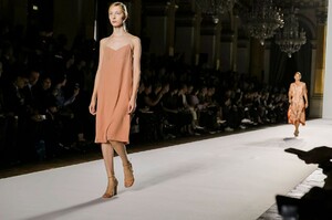 Dries-Van-Noten-RTW-SS18-Paris-0638-1506526207.thumb.jpg.dcedc6658c156426c95eb5698245ac53.jpg