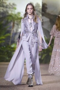 Elie-Saab-Couture-Spring-Summer-2016-Paris-7855-1453899097.thumb.jpg.b02b000afd85bfe8c42f1a9887a8d7f7.jpg