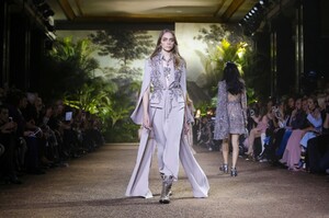 Elie-Saab-Couture-Spring-Summer-2016-Paris-7857-1453899100.thumb.jpg.4822ceb7dca5645fa52a4830051b7ff4.jpg