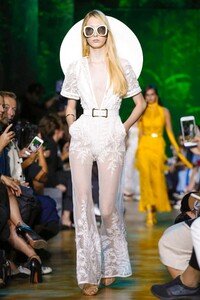 Elie-Saab-RTW-SS18-Paris-7854-1506785613.thumb.jpg.9bf833381dbf5582f93e3436d46302e0.jpg