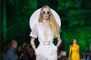 Elie-Saab-RTW-SS18-Paris-7855-1506785617.thumb.jpg.20302597c93f722d713b91330cf04fc3.jpg