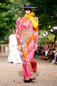 Erdem-RTW-SS20-London-6588-1568645063.thumb.jpg.dacbc0c9ab172f0d418634e9bd5dad82.jpg