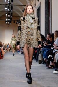 Etro-RTW-FW19-Milan-0933-1550846545.thumb.jpg.47714cf347144df73bec75b98fd277b3.jpg