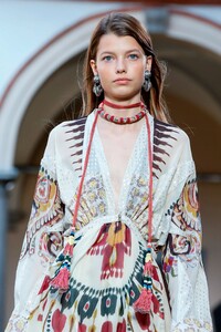 Etro-RTW-SS20-Milan-7226-1568990336.thumb.jpg.42e430a01e365fbabec77621656dc4c8.jpg